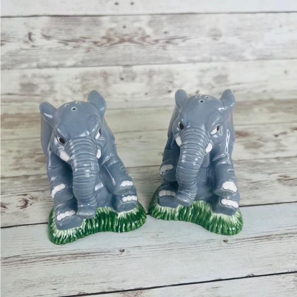 Retro baby elephant salt and pepper shakers/ dining /kitchen decor - Picture 9 of 10